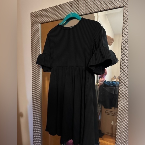 Boohoo Petite Ribbed Frill Sleeve Smock Dress in size 4 in black - Picture 5 of 6